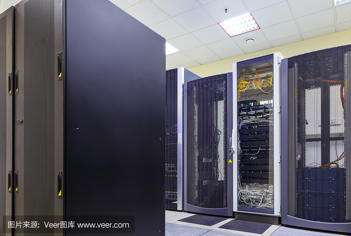 网络和互联网通信技术概念,数据中心内部,服务器机架与通信设备在服务器室